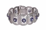 Bracciale realizzato a elementi mobili con margherite di diamanti e zaffiri - Asta Preziosi Bracciale realizzato a elementi mobili con margherite di diamanti e zaffiri - Asta Preziosi