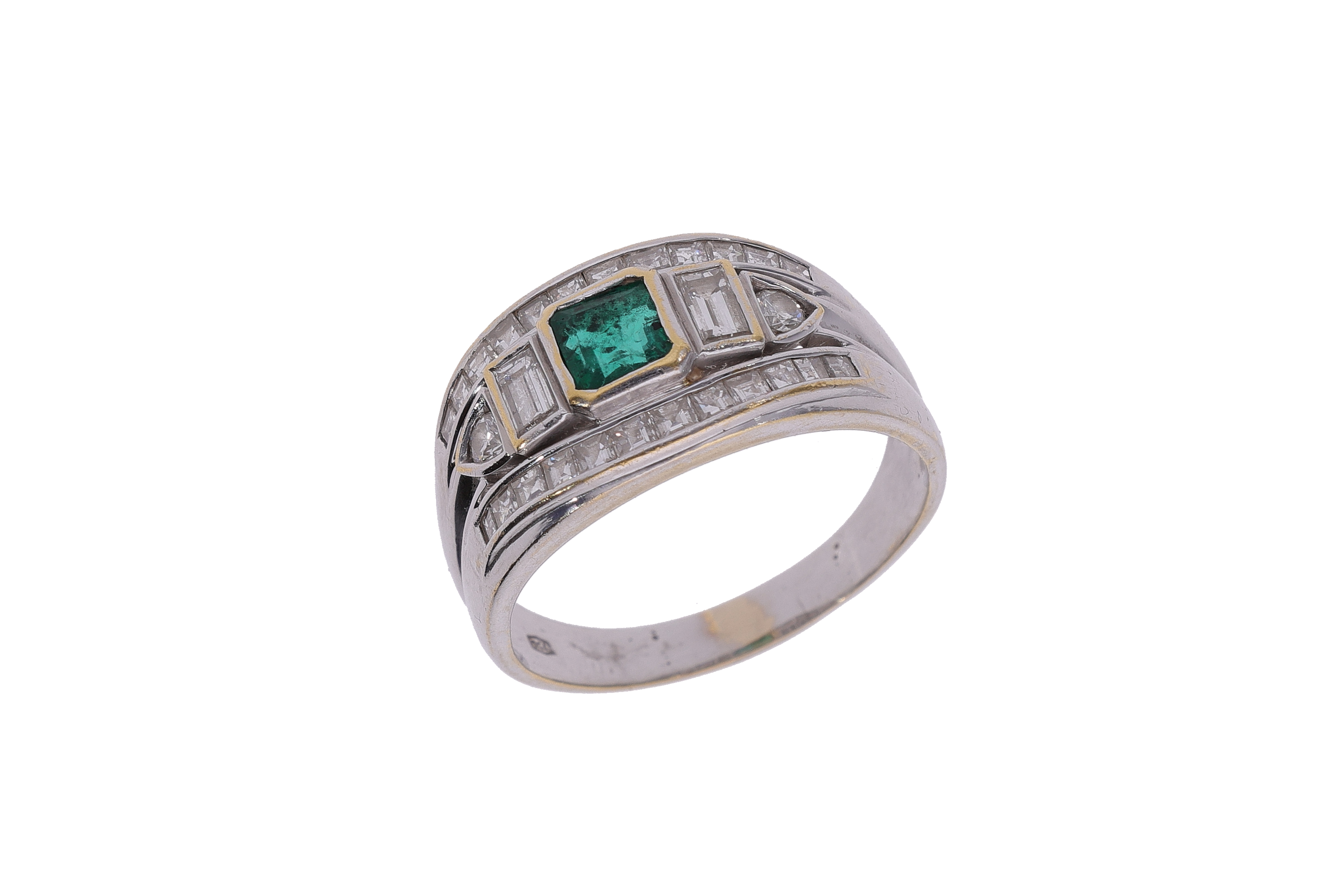 Anello a fascia con diamanti e smeraldo - Asta Preziosi