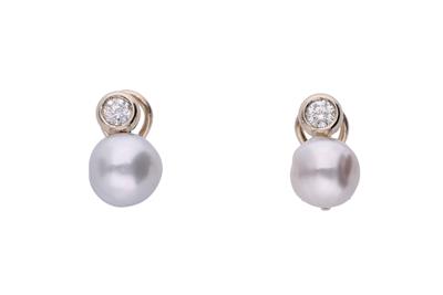 Paio di orecchini con diamanti e perle coltivate - Asta Preziosi Paio di orecchini con diamanti e perle coltivate - Asta Preziosi