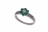 Anello a motivo floreale con diamanti e smeraldi - Asta Preziosi Anello a motivo floreale con diamanti e smeraldi - Asta Preziosi