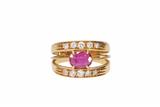 Anello con rubino centrale e diamanti - Asta Preziosi Anello con rubino centrale e diamanti - Asta Preziosi