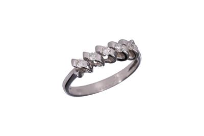 Anello con cinque piccoli diamanti - Asta Preziosi