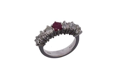 Anello con diamanti e rubino centrale - Asta Preziosi