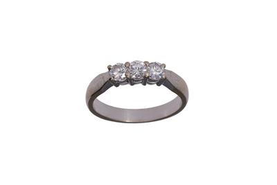 Leo Pizzo, anello trilogy con diamanti - Asta Preziosi