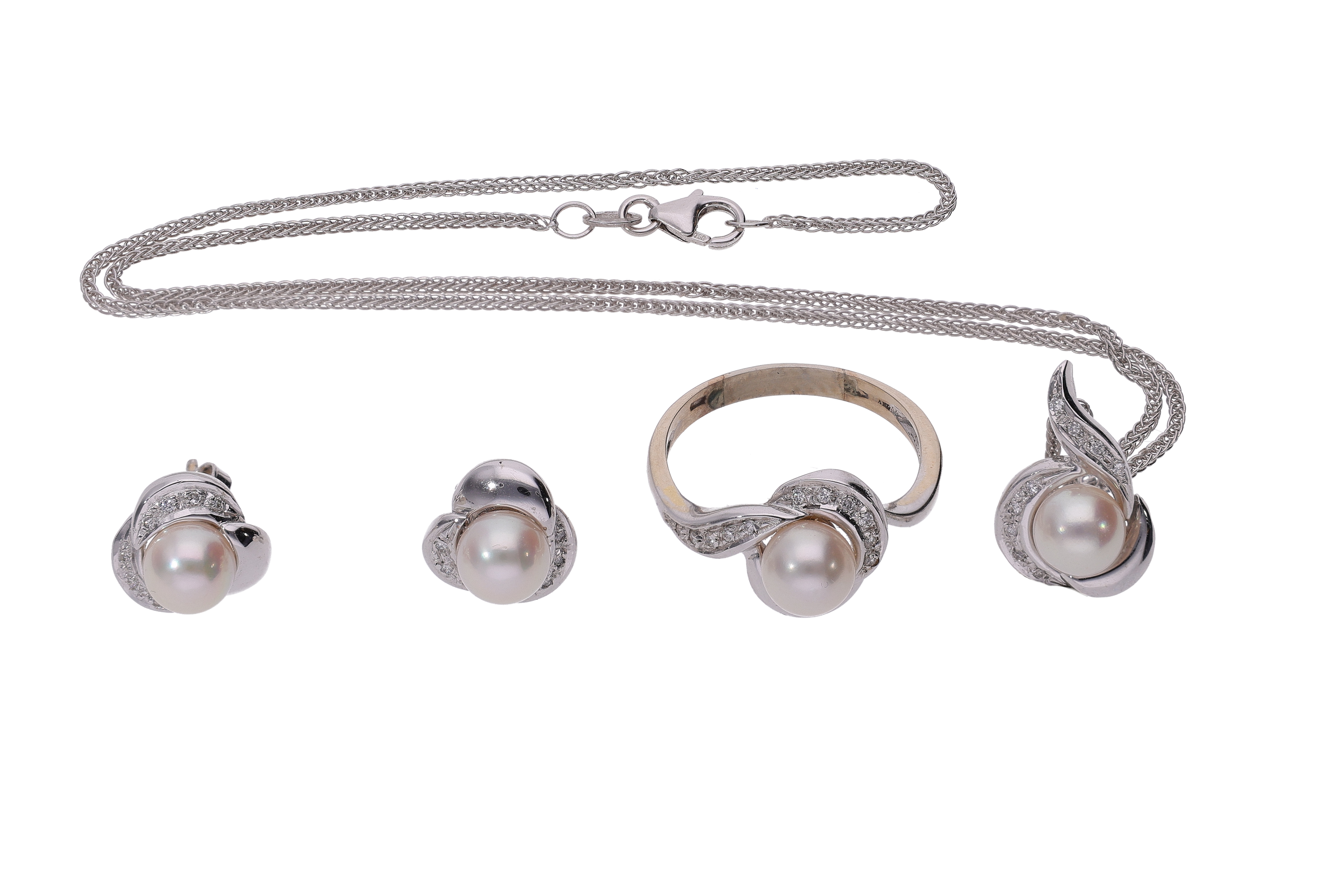 Lotto composto da anello, paio di orecchini e collier con diamanti e perle - Asta Preziosi