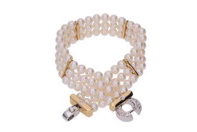 Bracciale a tre fili di perle coltivate con chiusura impreziosita da diamanti e inserti in oro - Asta Preziosi Bracciale a tre fili di perle coltivate con chiusura impreziosita da diamanti e inserti in oro - Asta Preziosi