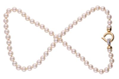 Filo di perle coltivate con chiusura con diamanti - Asta Preziosi Filo di perle coltivate con chiusura con diamanti - Asta Preziosi