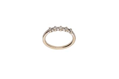 Anello con piccoli diamanti - Asta Preziosi