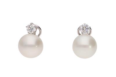 Coppia di orecchini con diamanti e perle coltivate - Asta Preziosi Coppia di orecchini con diamanti e perle coltivate - Asta Preziosi