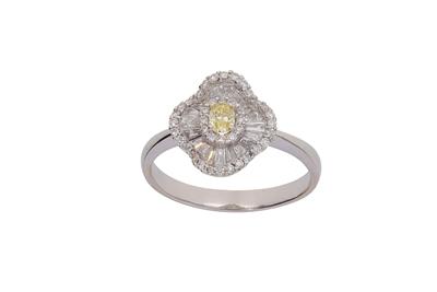 Anello con diamante centrale fancy giallo e diamanti a contorno - Asta di San Valentino