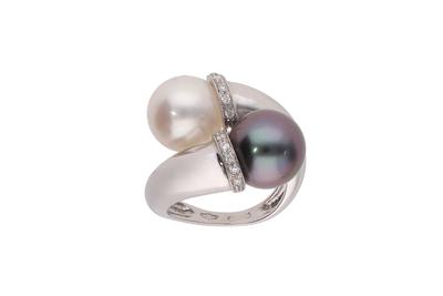 Anello contrarie' con diamanti e perle - Asta di San Valentino