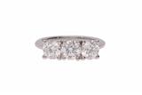 Anello trilogy con diamanti - Asta Preziosi Anello trilogy con diamanti - Asta Preziosi