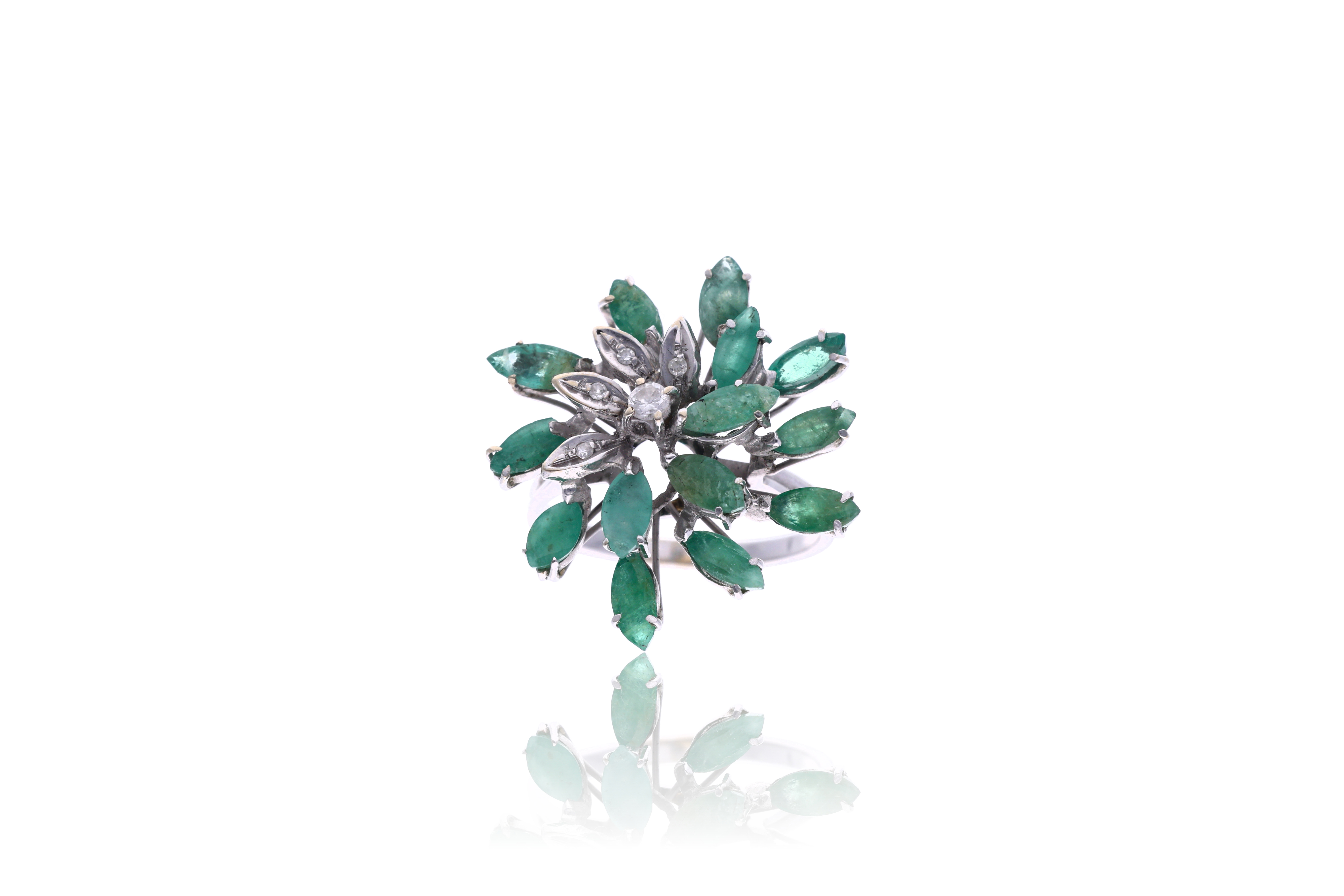 Anello con diamanti e smeraldi - Asta Preziosi