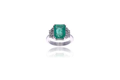 Anello con smeraldo e diamanti - Asta Preziosi