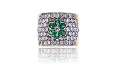 Anello in oro, con diamanti e smeraldi - Asta Preziosi
