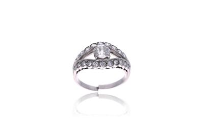 Anello in platino, con diamanti - Asta Preziosi