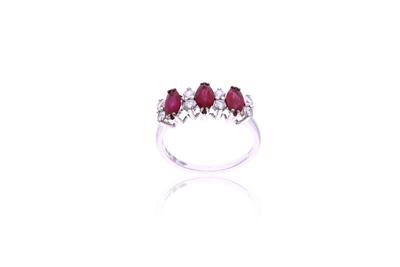 Damiani, anello trilogy con rubini e diamanti - Asta Preziosi Damiani, anello trilogy con rubini e diamanti - Asta Preziosi
