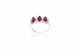 Damiani, anello trilogy con rubini e diamanti - Asta Preziosi Damiani, anello trilogy con rubini e diamanti - Asta Preziosi