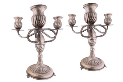 Due candelabri in argento 800 - Asta Preziosi