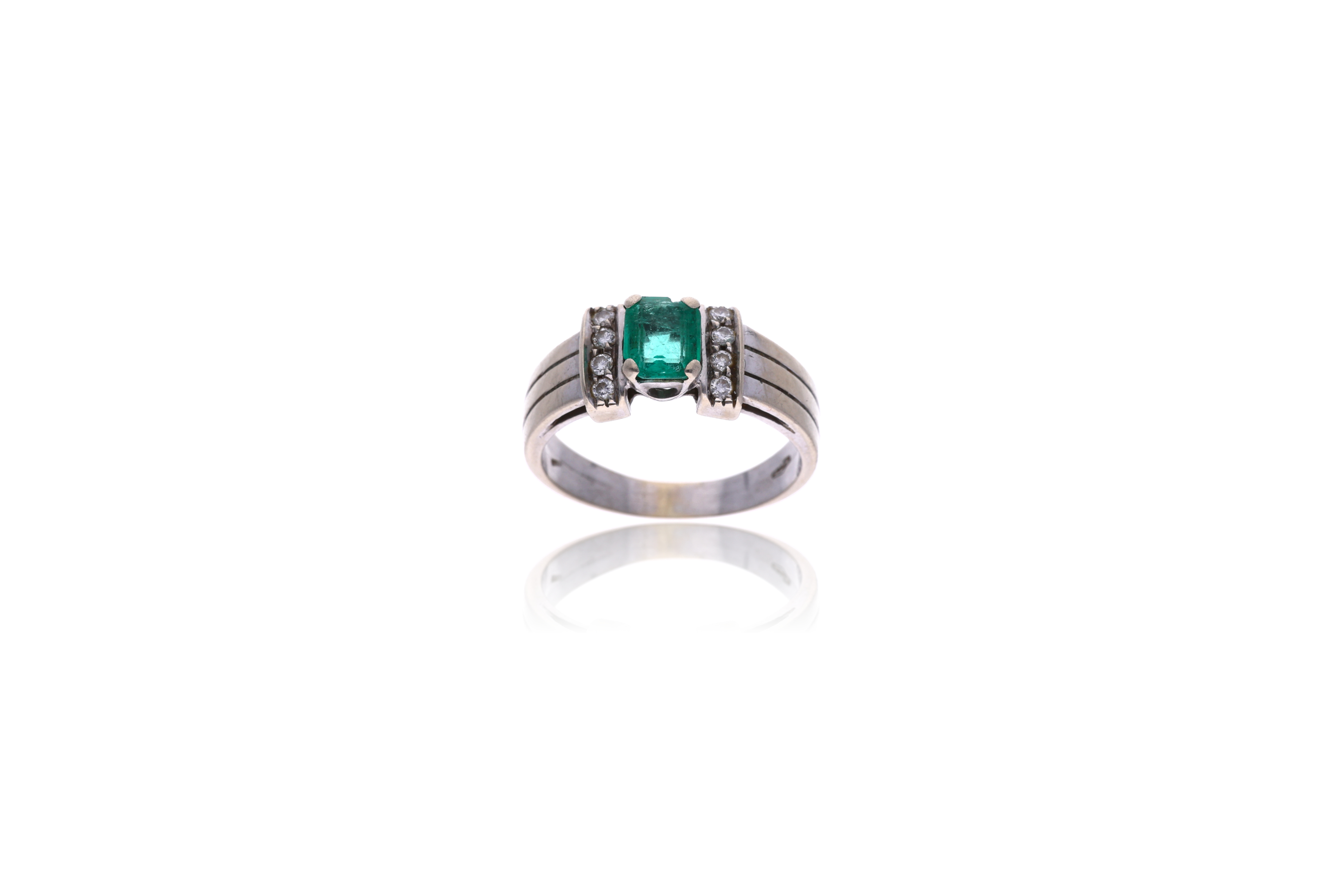 Anello con smeraldo e diamanti - Asta Preziosi