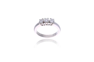 Anello trilogy con diamanti - Asta Preziosi Anello trilogy con diamanti - Asta Preziosi