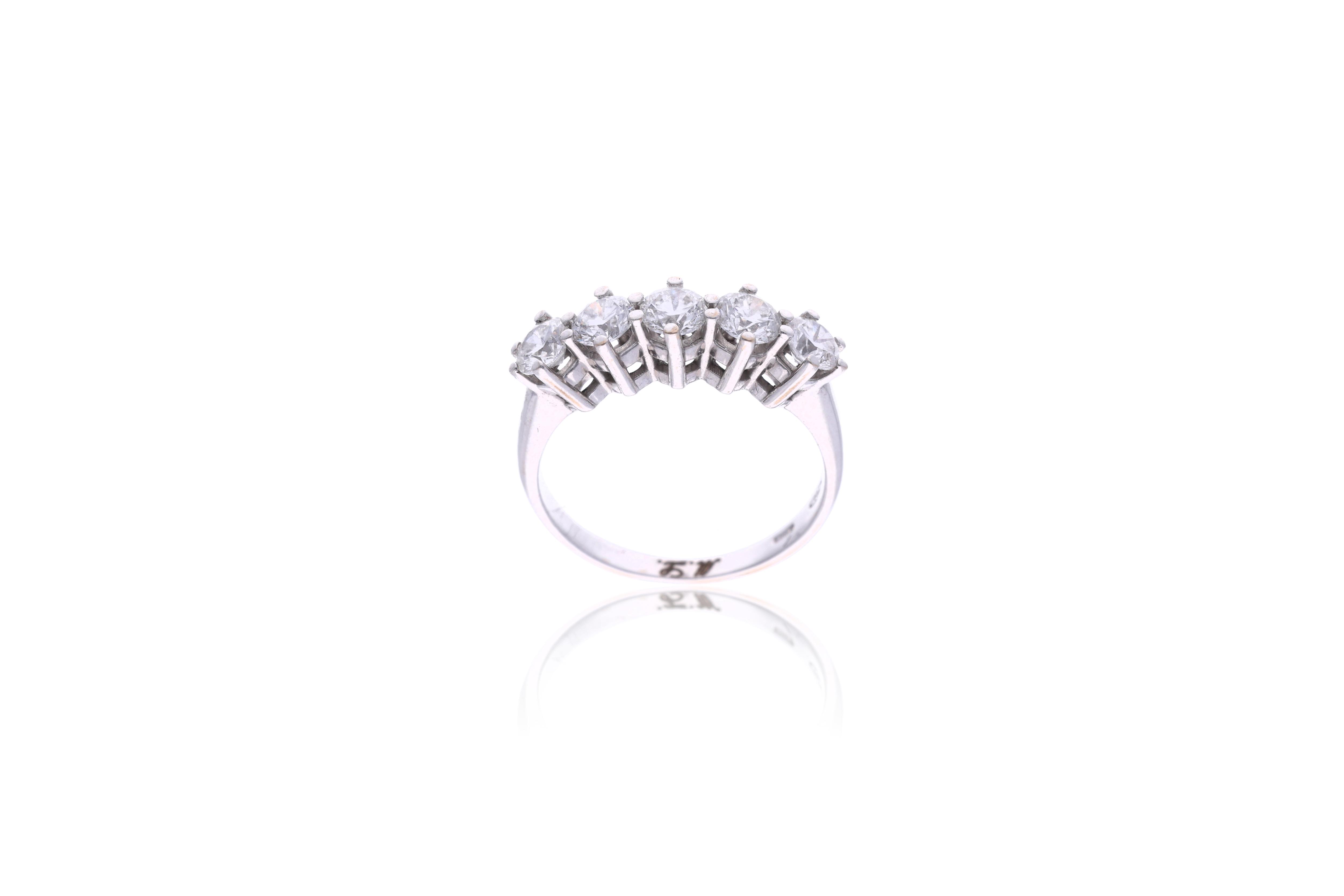 Anello con diamanti e pietra - Asta Preziosi