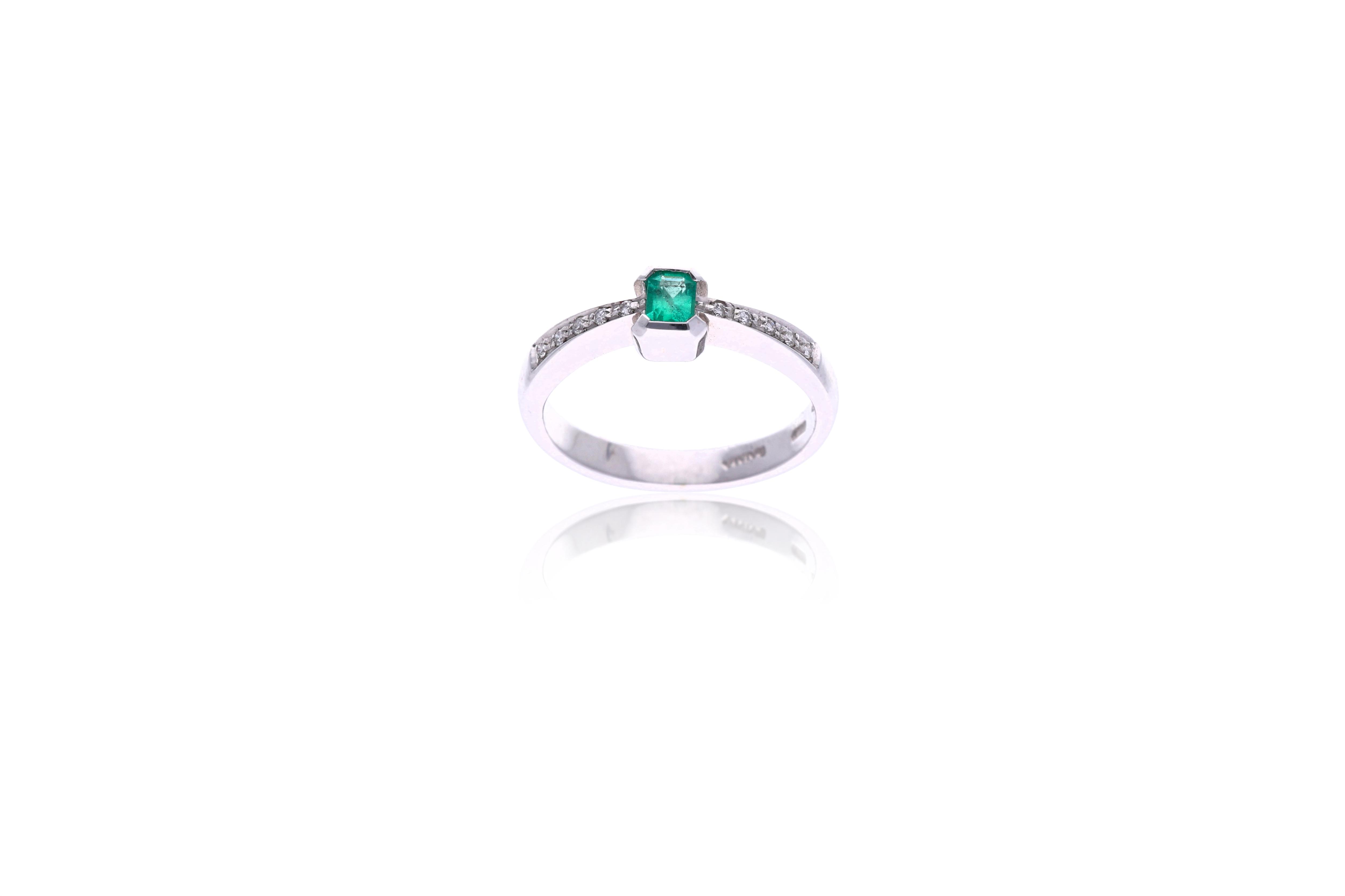 Anello con diamanti e smeraldo - Asta Preziosi