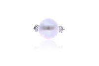 Anello con perla coltivata South Sea e diamanti - Asta Tesoro Anello con perla coltivata South Sea e diamanti - Asta Tesoro