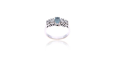 Anello con diamanti e pietra - Asta Tesoro Anello con diamanti e pietra - Asta Tesoro