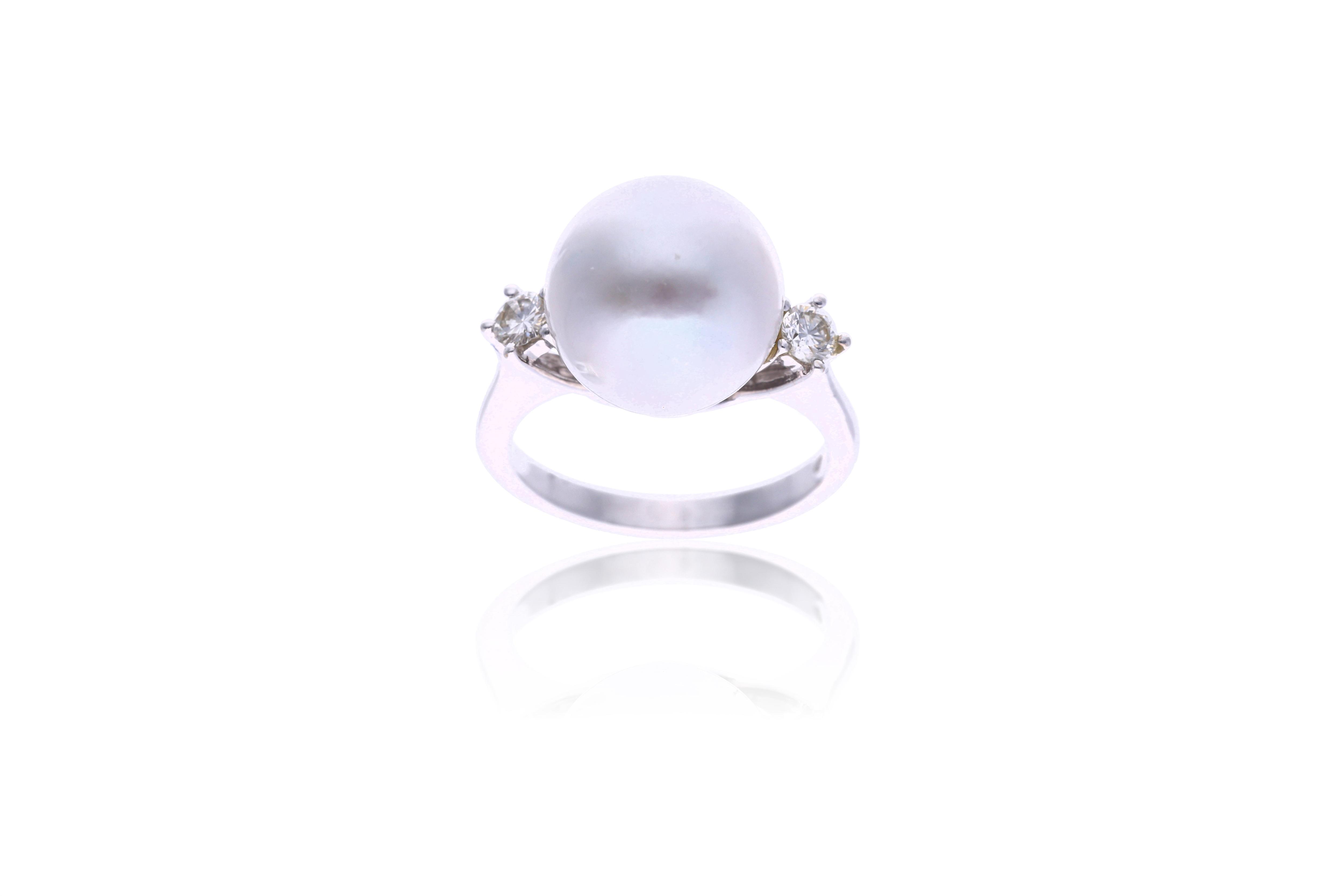 Anello con perla coltivata South Sea e diamanti - Asta Tesoro