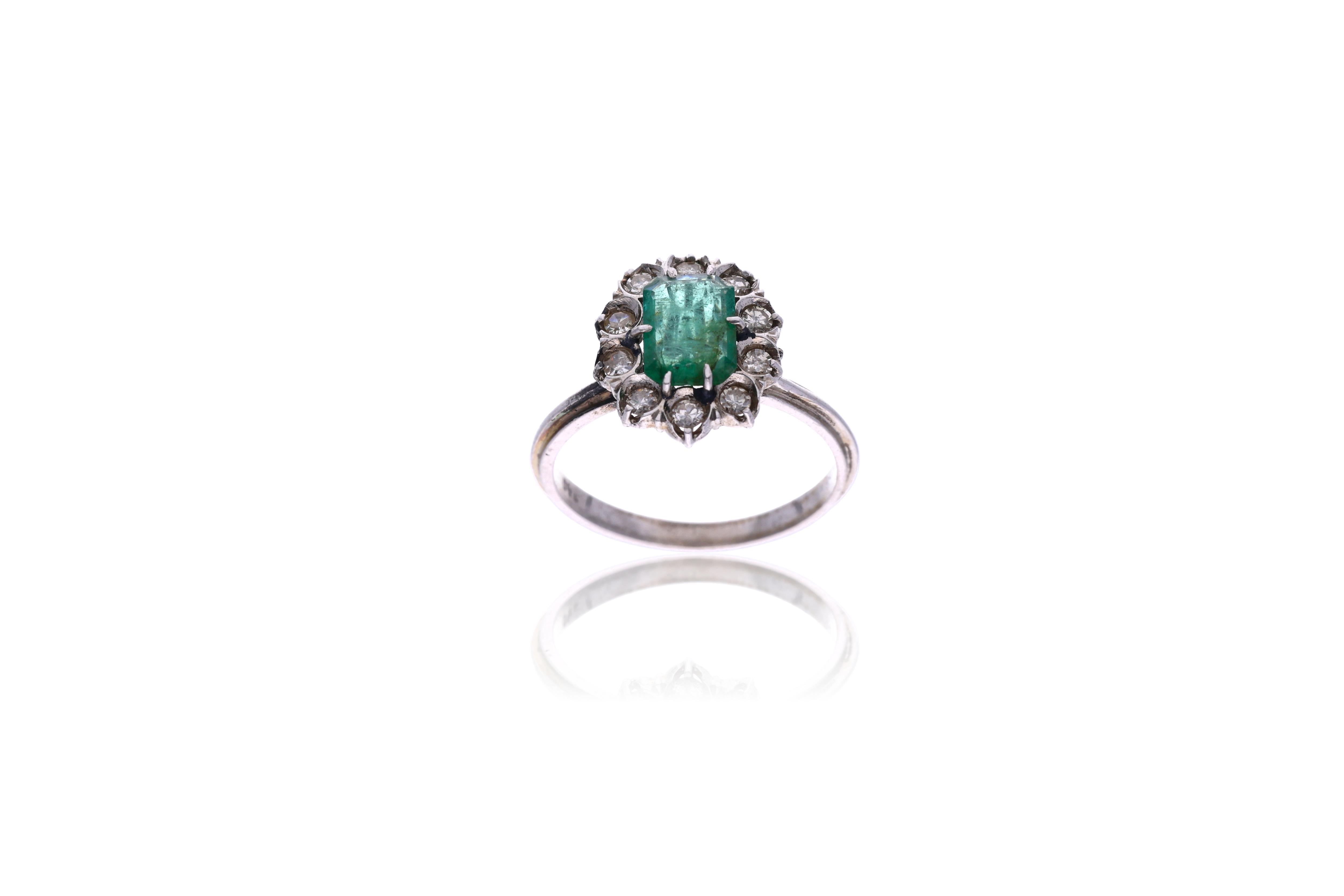Anello con smeraldo e diamanti - Asta Tesoro