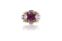 Anello con diamanti e rubino cabochon - Asta Preziosi