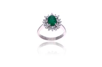 Anello con smeraldo e diamanti, in oro bianco 750 - Asta Preziosi