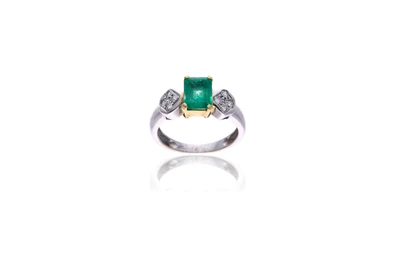 Anello con smeraldo e diamanti - Asta Preziosi Anello con smeraldo e diamanti - Asta Preziosi