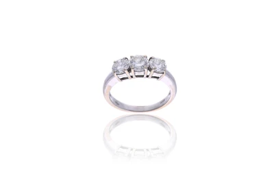 Anello trilogy con diamanti - Asta Preziosi Anello trilogy con diamanti - Asta Preziosi