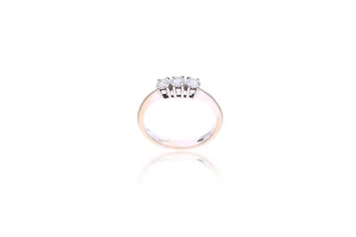 Anello trilogy con diamanti - Asta Preziosi Anello trilogy con diamanti - Asta Preziosi