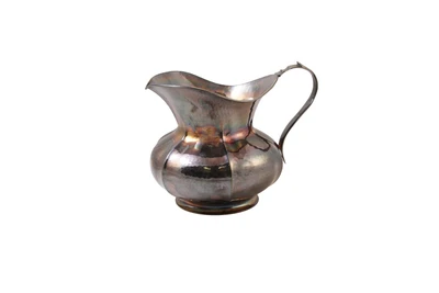 Caraffa con presa laterale mossa in argento martellato - Asta Preziosi Caraffa con presa laterale mossa in argento martellato - Asta Preziosi