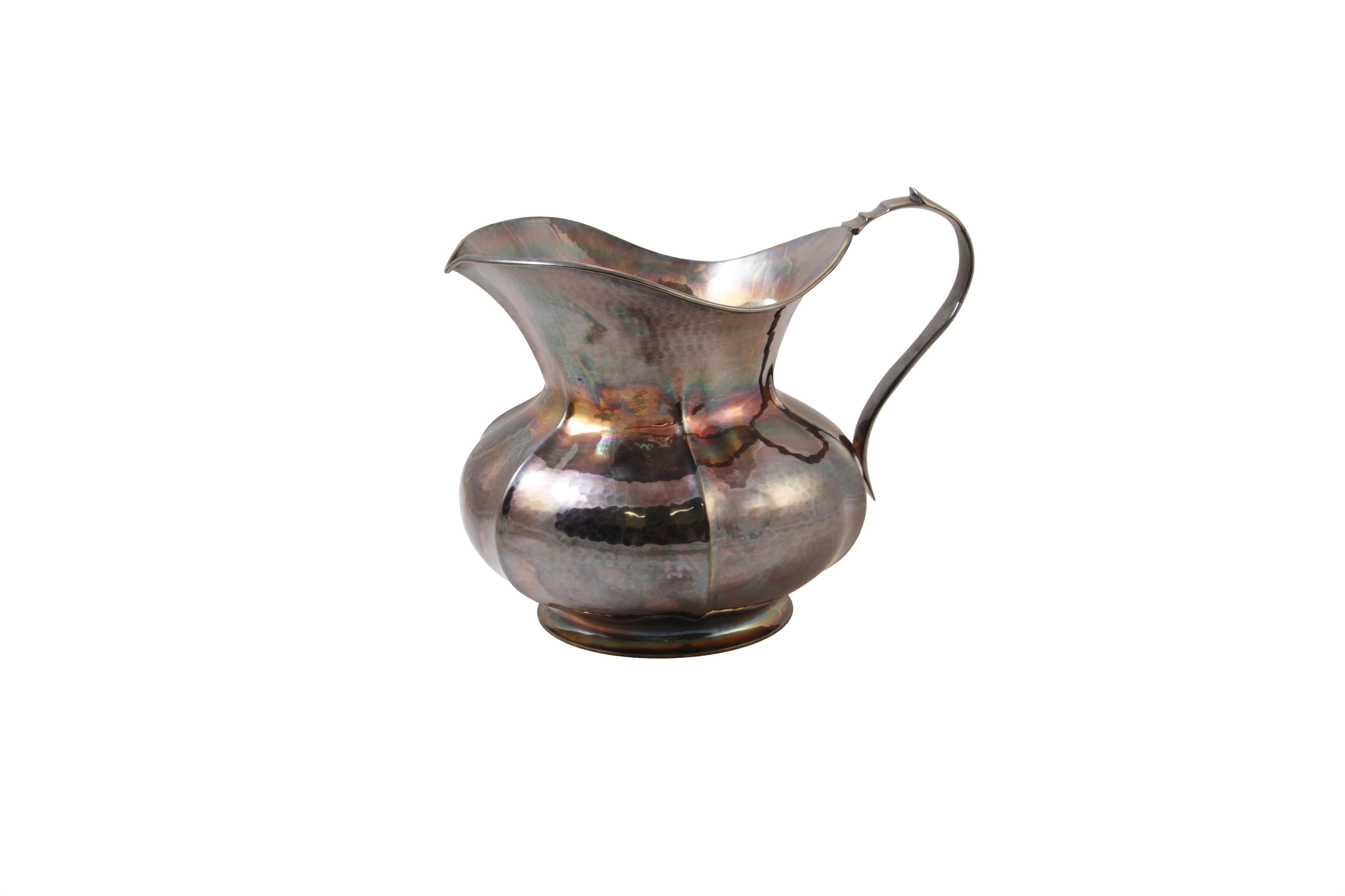Caraffa con presa laterale mossa in argento martellato - Asta Preziosi