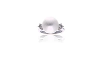 Anello con diamanti e perla - Asta Preziosi