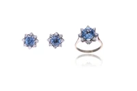 Anello e paio di orecchini con diamanti e pietre - Asta Preziosi Anello e paio di orecchini con diamanti e pietre - Asta Preziosi