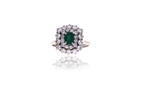 Anello con smeraldo e diamanti - Asta Preziosi