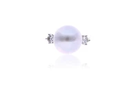 Anello con perla coltivata South Sea e diamanti - Asta Preziosi