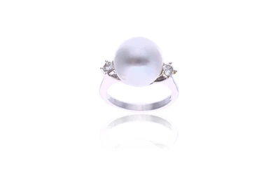 Anello con perla coltivata South Sea e diamanti - Asta Preziosi