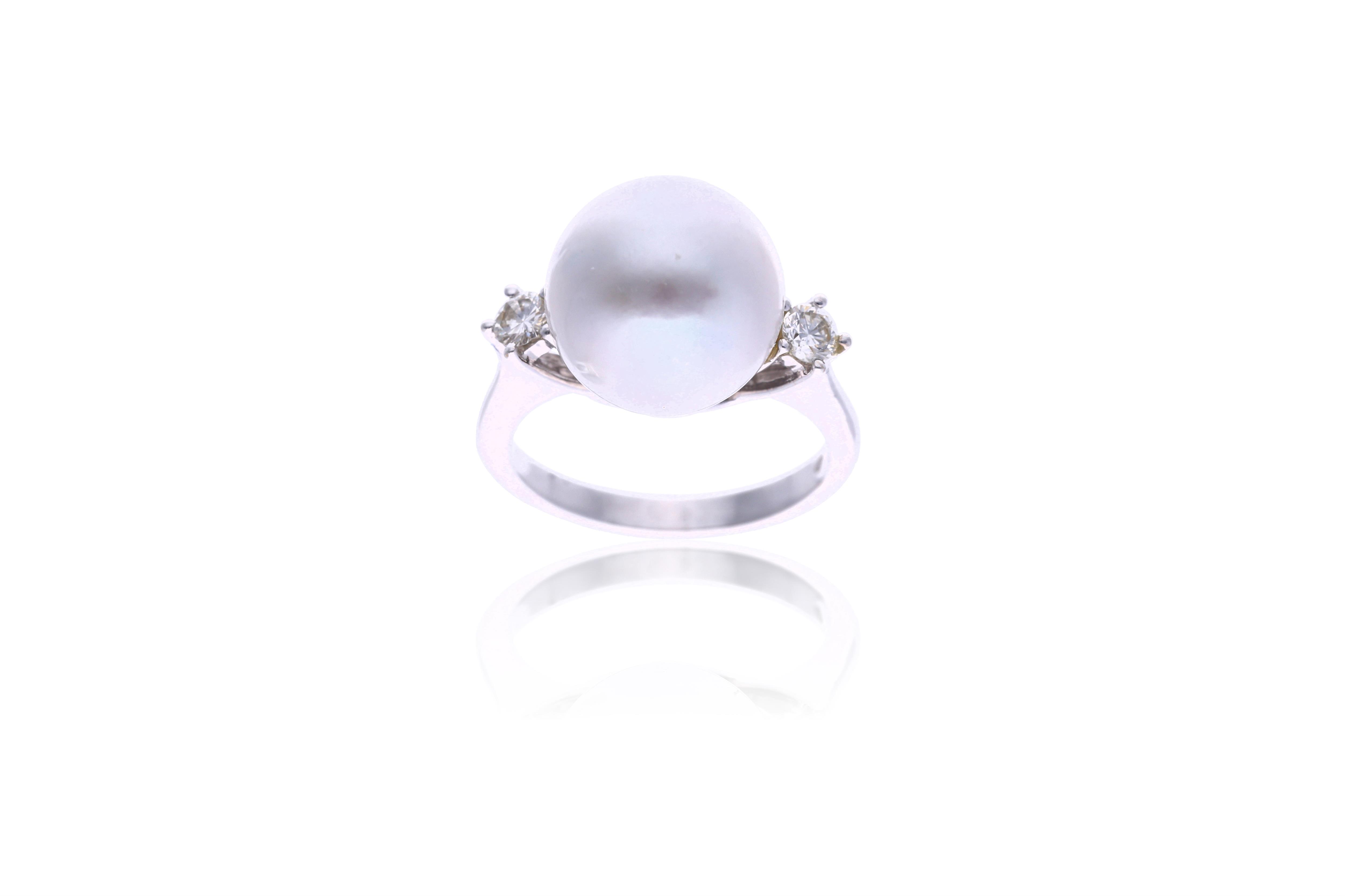 Anello con perla coltivata South Sea e diamanti - Asta Preziosi