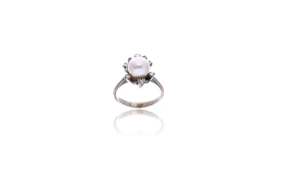 Anello con perla coltivata e diamanti - Asta Preziosi Anello con perla coltivata e diamanti - Asta Preziosi