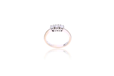 Anello trilogy con diamanti - Asta Preziosi Anello trilogy con diamanti - Asta Preziosi