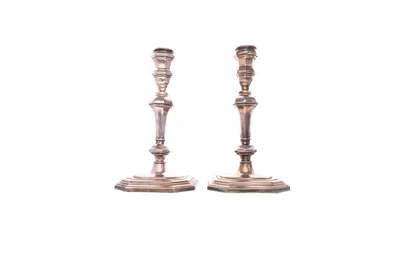 Due candelabri in argento - Asta Preziosi Due candelabri in argento - Asta Preziosi