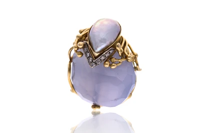 Anello con pietra di luna, madreperla e diamanti - Asta Preziosi