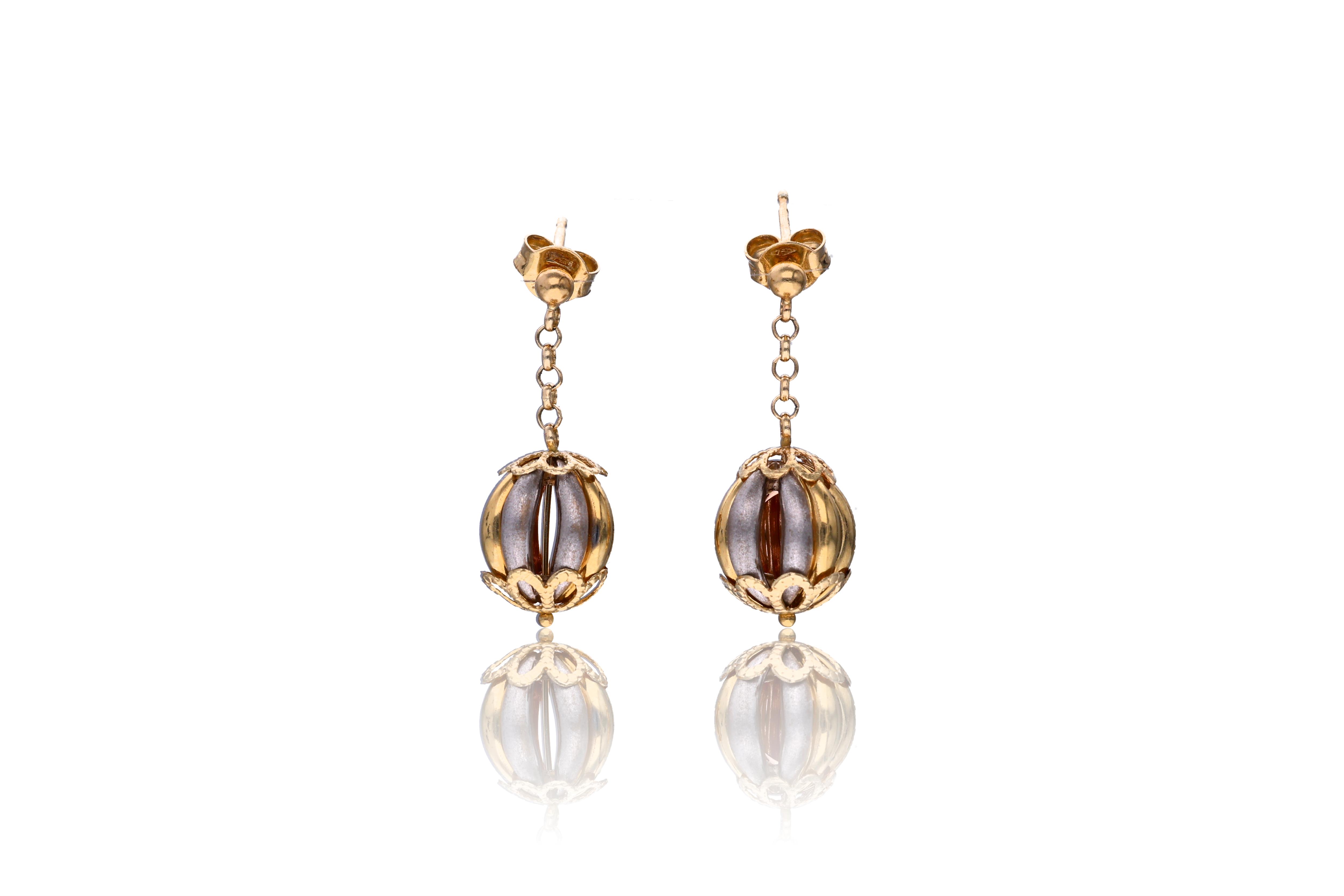 Paio di orecchini in oro a tre colori - Asta preziosi