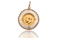 Ciondolo in oro con sterlina inglese - Asta Preziosi